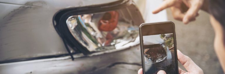 GD Ingenieurbüro dokumentiert einen Unfallschaden am Fahrzeug per Smartphone zur Beweissicherung