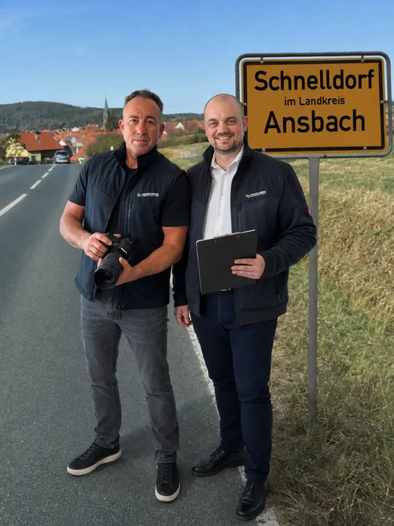 Vitalij Dietz und Andreas Weigandt vom GD Ingenieurbüro am Ortsschild von Schnelldorf im Landkreis Ansbach